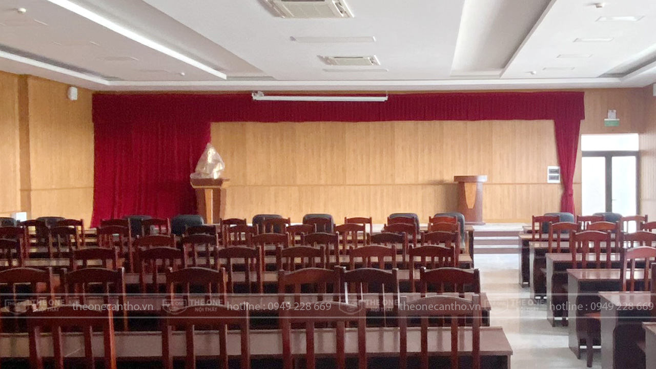 Hình ảnh thực tế bục phát biểu và bục tượng bác được đặt trang trọng trong hội trường.