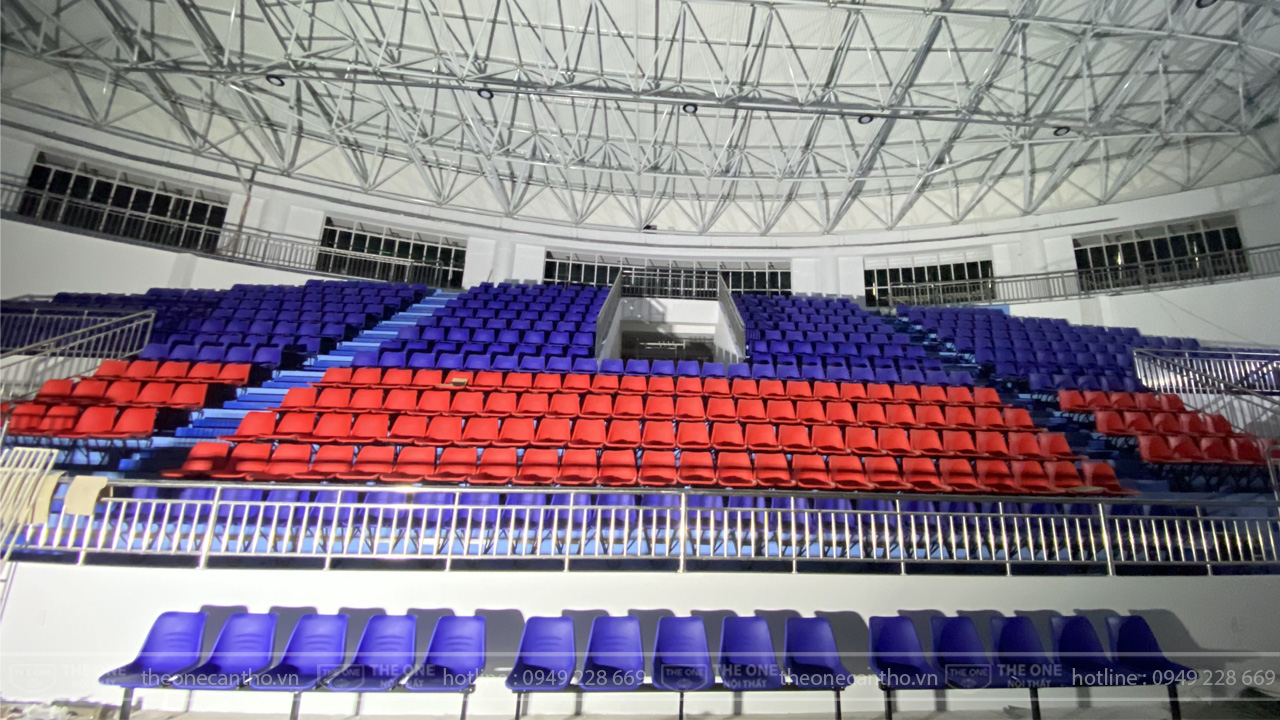 Ghế khán đài được lắp cho nhà thi đấu đa năng.