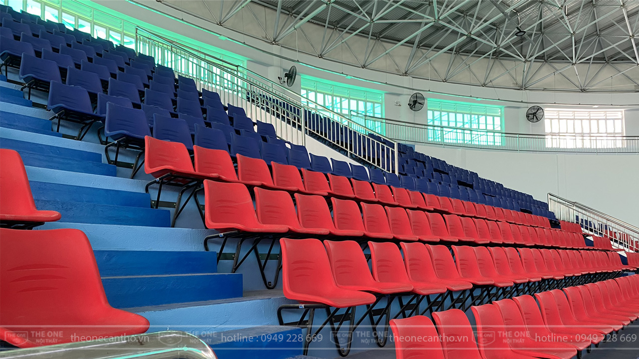 Ghế nhà thi đấu được lắp trên khán đài.