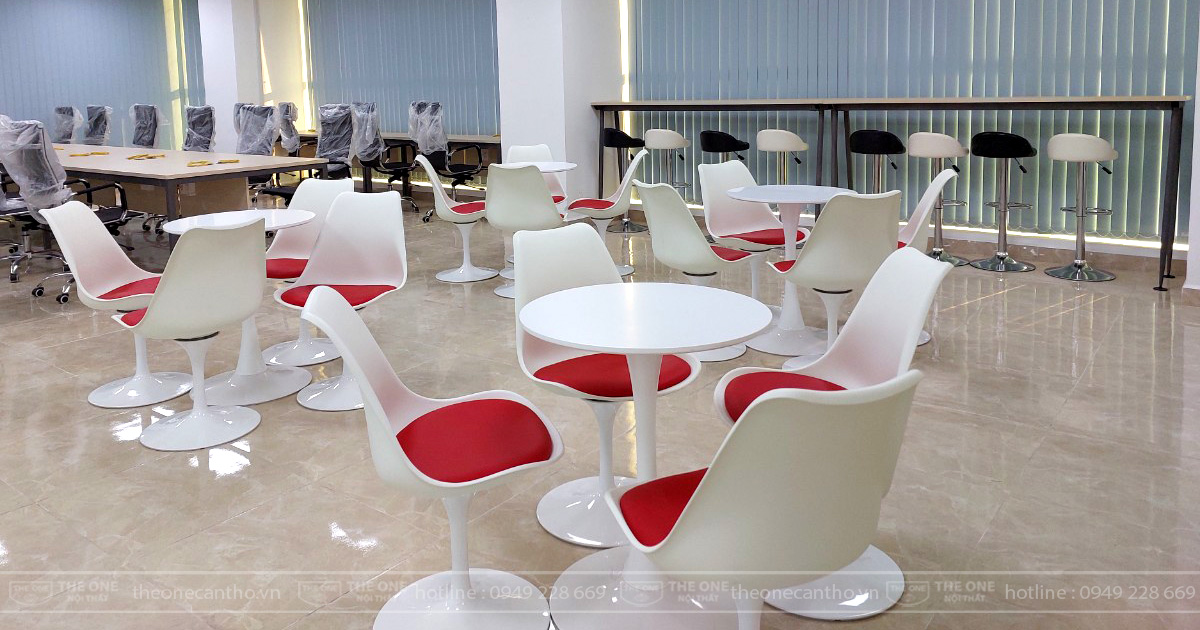 Ghế bar khu vực tiếp khách tạo ấn tượng đầu tiên cho khách hàng.